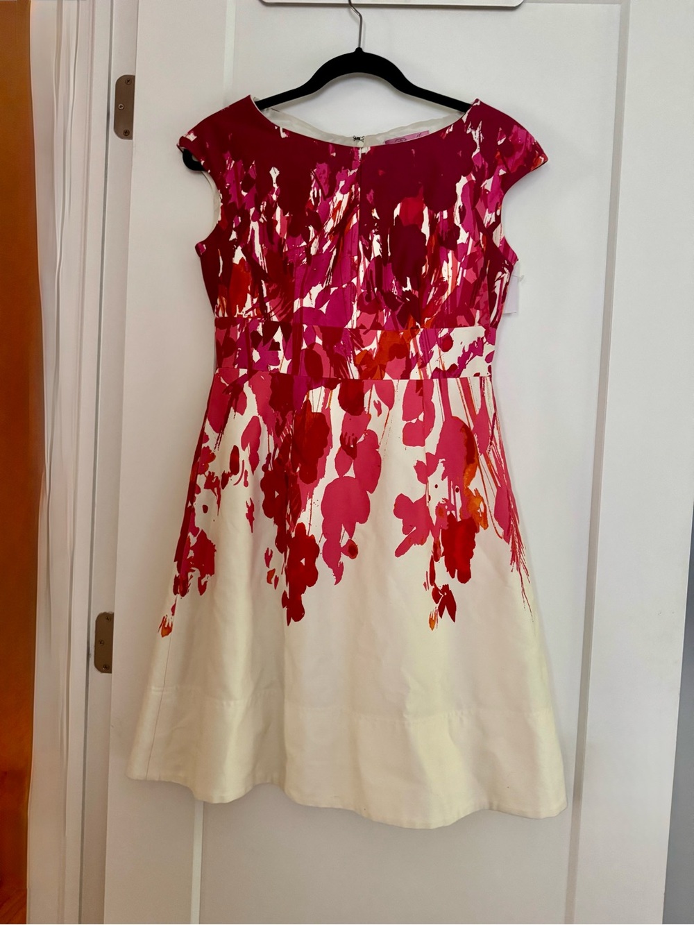 Eliza J fit-and-flare dress. Vibrant colors w/cream background. EUC.Lined. Sz LP